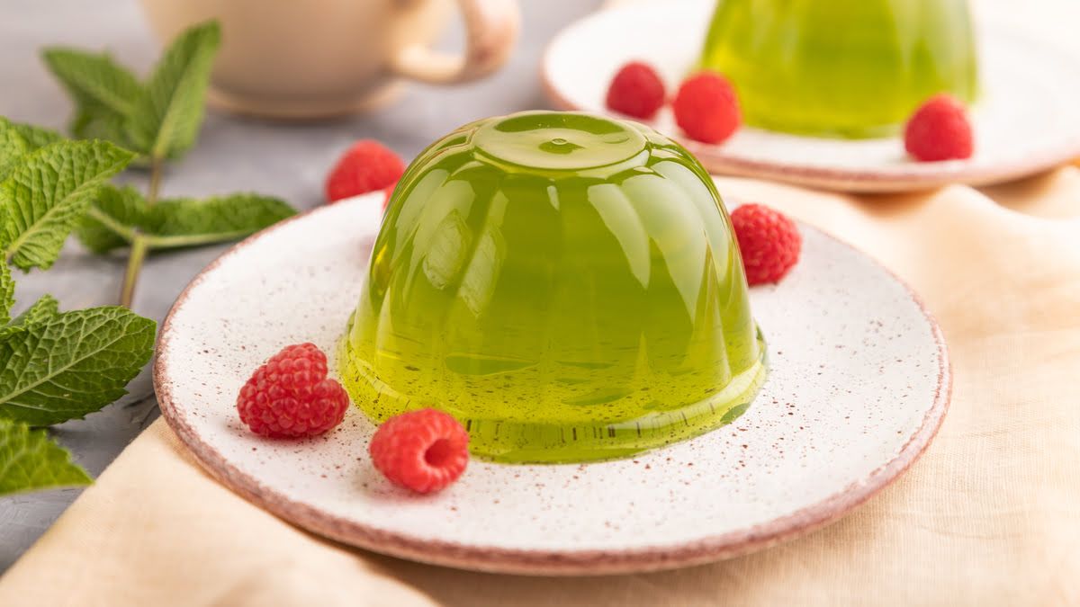 Jelly made of gelatin substitutes